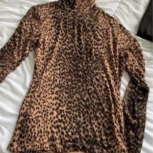 Polotröja leopardmönstrad strl S  - Snygg tröja med polokrage  Från Gina Tricot  Strl S  Fint skick ☀️