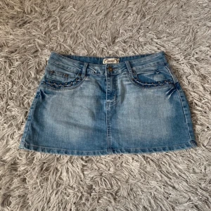 Y2k kjol - Mini jeans kjol super cute säljer för behöver pengar. Det står på etiketten XL men jag är en S och den passar mig så skulle säga om man har den lågmidjad så är den S men om man har den highwaisted är den en L. 