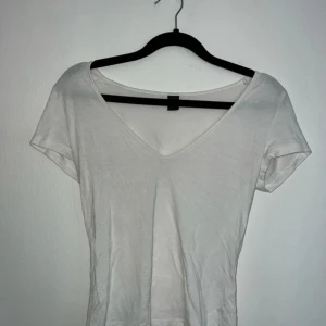 T-shirt - En vit skön t-shirt i storlek S från Shein
