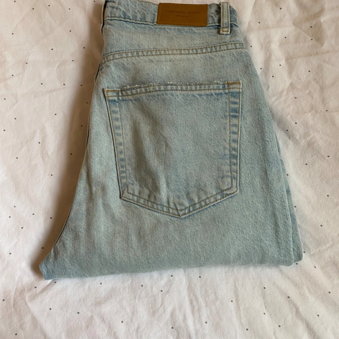 High-Waisted, wide length, ljus blåa jeans med hål på knäna
