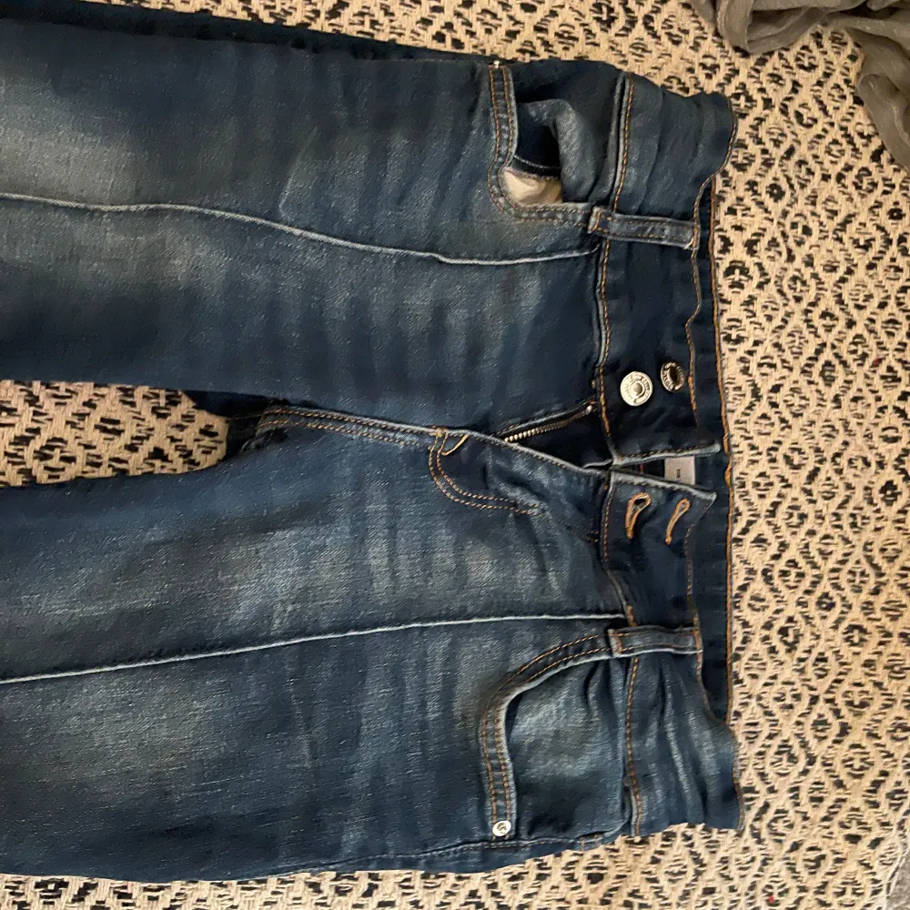 Super snygga berskha jeans jag säljer då de inte kommer till användning.   Storlek 38 men passar 36 då de har krympt i tvätten lite. Köpta för 430kr❣️. Jeans & Byxor.