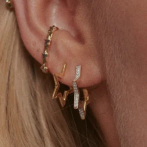 Diamant stjärn-örhängen - ”Crystallised” Silver örhängen, sjärn formade. Äkta silver. Nypris ca 2000kr från ett brittiskt märke som heter Tada&Toy (se sista bild med T&T)