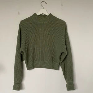 Stickad tröja - NAKD  Grön stickad tröja XXS Använd fåtal ggr