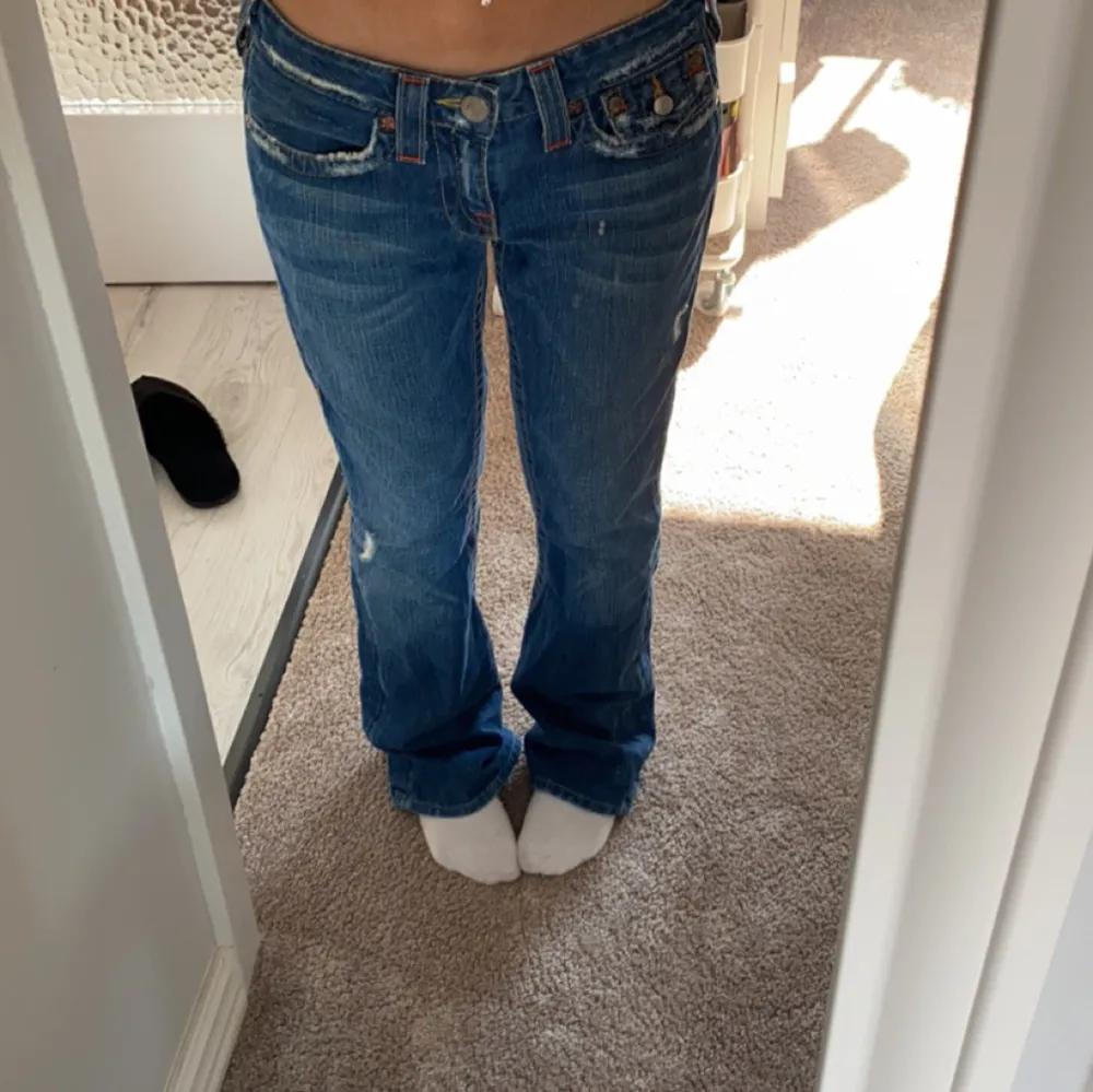 Säljer mina True Religon  jeans pågrund av att de är för stora för mig. Använt Max 3 gånger så nyskick 🥰 Längd från midja till benslut:100 cm  Midjemåttet tvärsöver: 42 cm Benöppning:21 cm. Jeans & Byxor.
