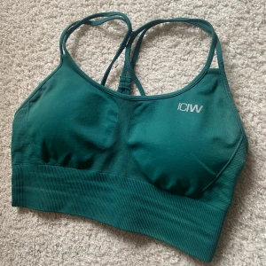 Sport bh - ICIW - Jättesnygg grön sport bh från ICANIWILL. Knappt använd. Säljer då den är för liten för mig. Originalpris 399kr