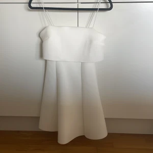Klänning - Vit miniklänning helt oanvänd från ASOS. Helvit, inga fläckar eller liknande. Faller supersnyggt på kroppen, perfekt nu till sommaren eller studenten💖  Ligger ute på flera sidor så skriv gärna så fort som möjligt om du är intresserad 💝