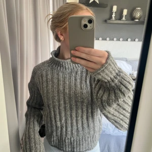 Stickad tröja från Nelly - Grå stickad tröja med hög hals i storlek s från Nelly💗