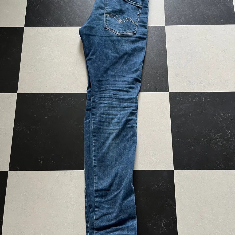 Tjena! Vi säljer nu dessa riktigt stilrena Replay jeansen i modellen Anbass Hyperflex // Skick 9/10 Använt skick // Nypris:1599 Vårt pris: 599. Jeans & Byxor.