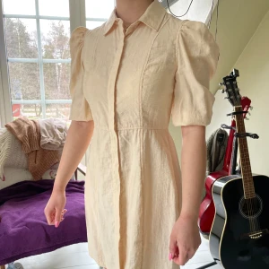 Vacker sommarklänning  - Säljer min studentklänning som enbart är använd en gång! Klänningen är av skönt och luftigt material och stängs med dolda knappar framtill! 💚 