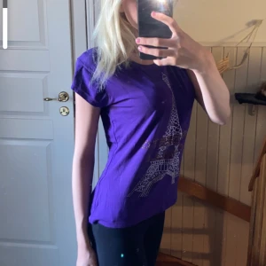 T-shirt - En lila T-shirt som sitter som storlek M men står xxl.