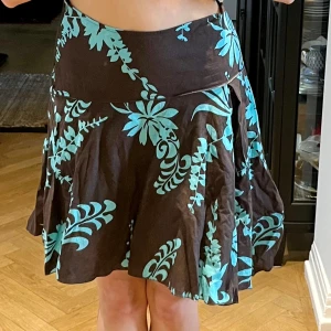 Blåbrun kjol - Jättesöt brun y2k kjol med blåa blommor, storlek S-M!❤️