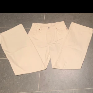 Snygga jeans från monki 💕 - Ett par ljust beiga/vita wideleg jeans från monki. Dom är i storlek 25 (är inte helt säker på vad det motsvarar men skulle säga xs-s/34-36) Inte använt dom men en ett par gånger så dom ör i fint skick! 💕❤️