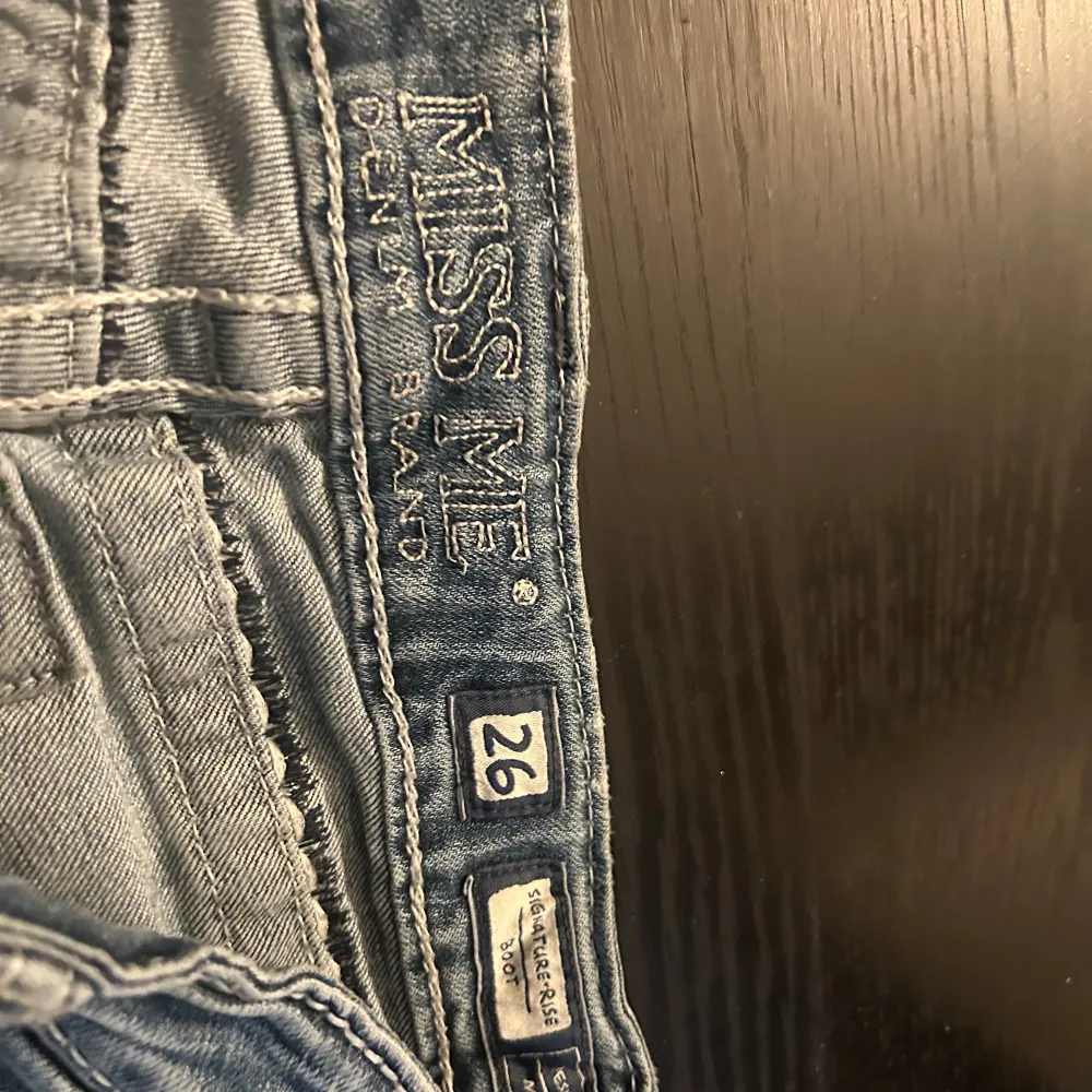 Super snygga miss me jeans, säljer för att inte kommer till andvöndning!!🫶🏽🫶🏽  Midjemått: 35  innerbenslängd: 81. Jeans & Byxor.