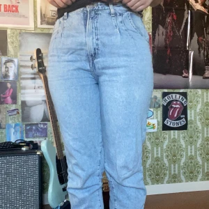 snygga mom jeans! - säljer dessa mom jeans från H&M då de tyvärr inte kommer till användning längre. Fin passform och lite baggy:) skriv vid frågor eller fler bilder!