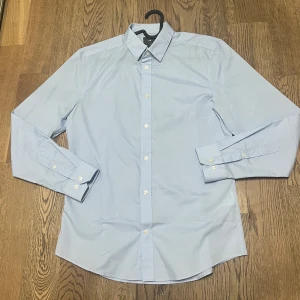 Skjorta  - Ljusblå skjorta storlek M  Använd en gång