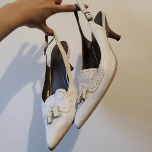 Roberto Santi Vit slip on pumps  - Vit läder slip on pumps, as snygga nu inför sommaren. Synliggöra repor lite här o där då dom är använda.