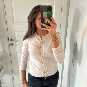 Kofta från Zara - Säljer nu denna as fina kofta från Zara. Koftan är i ljusrosa och har så fina detaljer och knappar som är pärlor💖 Super duper fin till sommaren. Jag skulle säga att koftan är xs/s i storlek. Kontakta mig om du har någon fråga💕