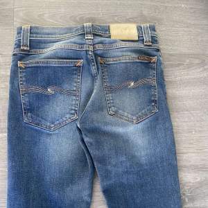 Ett par nudie jeans som e ganska populärt nu nypris när jag köptr dem 1299kr men ksk höjts skick 9,/10