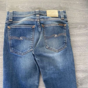 Nudie jeans - Ett par nudie jeans som e ganska populärt nu nypris när jag köptr dem 1299kr men ksk höjts skick 9,/10