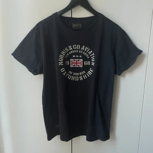 Morris t-shirt - Säljer denna fina Morris t-shirt i bra skick, förutom hålet på sista bilden. Passar storlek M.