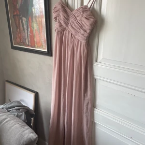 Nelly eve, balklänning  - En gammal rosa balklänning från Nelly. Den är extremt fin och ser ut som ny. Den har justerbara axelband och en dragkedja på sidan🥰