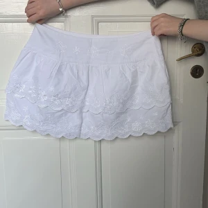 Vit volangkjol - Söt vit lågmidjad volangkjol💓ganska kort! Passar storlek L. Mycket fint skick