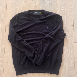 Ralph lauren crewneck sweatshirt  - Tja! Säljer nu denna feta Ralph lauren crewnecken. Skick 8/10. Ny pris 1900kr. Mitt pris 999kr🔥🤩. Tveka inte på att fråga ifall du har frågor🤗