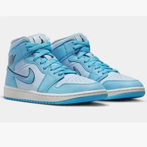 Jordans - Nästan helt nya jordans, köpte för 1 år sen men använt två gånger,jätte bra i skick,smsa för mer bilder . Köptes för 1600 och säljer för 700