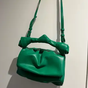 Säljer denna väska från Zara. Superfin och rymlig modell i den perfekta gröna färgen. Finns långt axelband till som går att ta av. Använd fåtal gånger. Skriv prisförslag i DM. ❣️