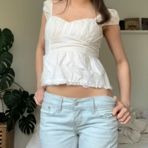 Vit topp - Vit sommartopp! Lite fransig längst nere men det är inget man tänker på+ det går att fixa!💞 GE PRISFÖRSLAG!