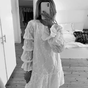 Nakd klänning - Populär nakd klänning som passar bra nu till studenten. Helt slutsåld på sidan och i storlek 32! Aldrig använd och med prislapp på.