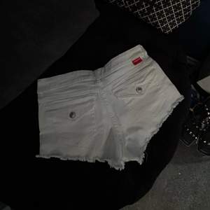 Vita jeans shorts med knappar från HM, storlek 34. Aldrig använda.