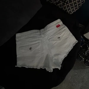 Vita shorts  - Vita jeans shorts med knappar från HM, storlek 34. Aldrig använda.