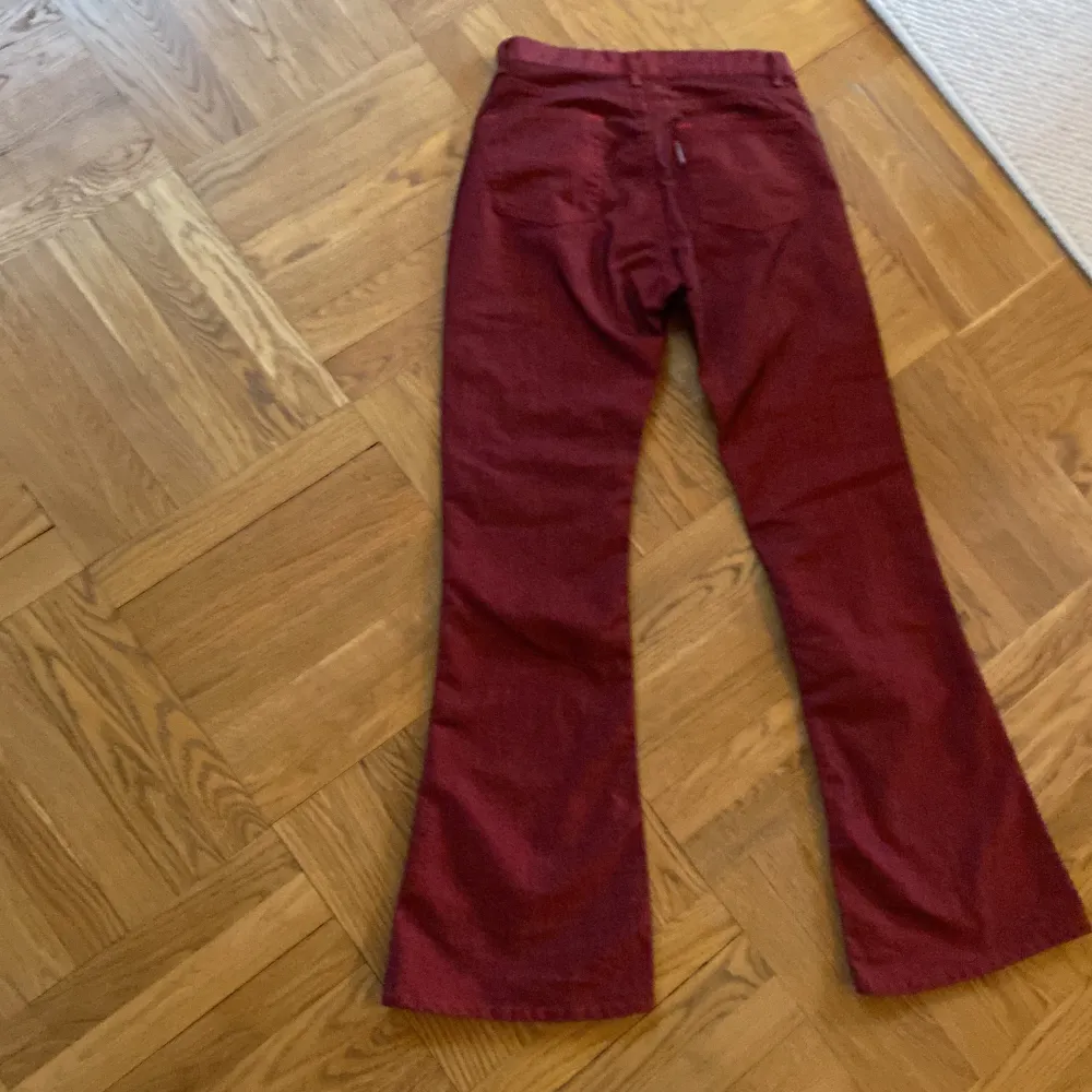 Skit snygga vinröda bootcut jeans som tyvärr inte passar mig😔 Köpta här på Plick!🥰. Jeans & Byxor.