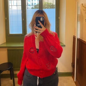 Röd Stickad - röd stickad i 100% ull med hjärtan 