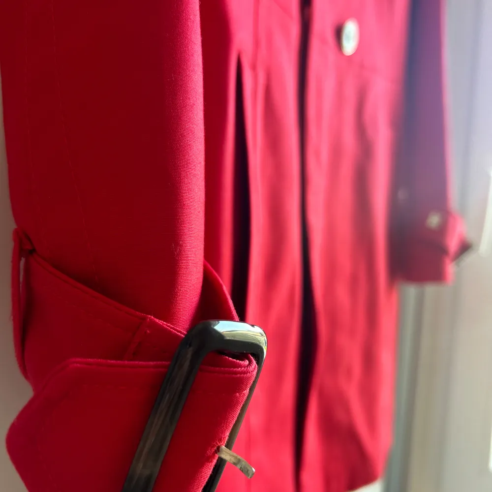 En super fin röd kappa som är använd ett par gånger men är i bra skick! Storleken är S och är ifrån esprit. . Jackor.