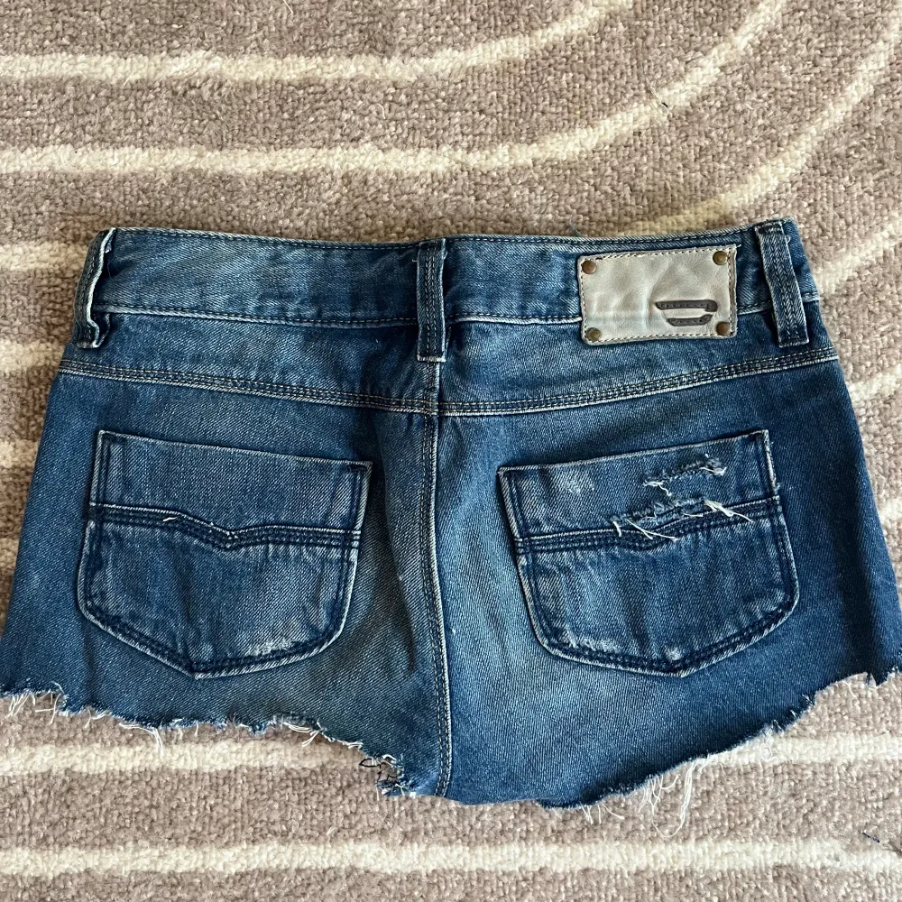 Lågmidjade jeansshorts med slitningar från Diesel! Använd gärna köp nu💘. Shorts.