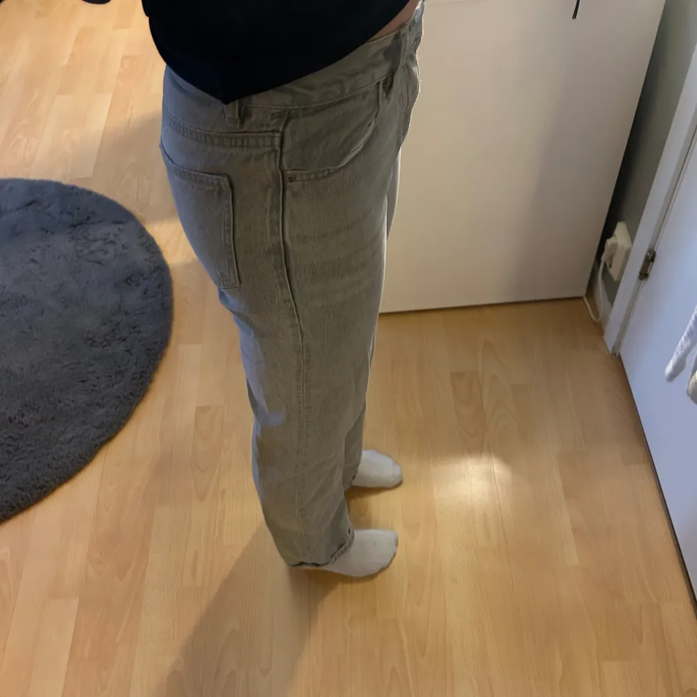 Superfina gråa boutcut jeans från Gina, säljer pågrund av att de börjar bli för små. Använda mycket men nästan som nya. Inga märken eller slitna tecken! Skriv om funderingar & mer bilder!❤️😊. Jeans & Byxor.