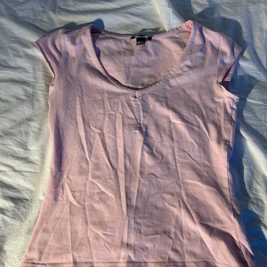 Rosa T-shirt  - Hej! Jag säljer denna rosa tröjan. Den är i väldigt fint skick. Har använt den en gång.