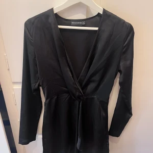 Svart klänning  - Svart klänning från pretty little thing 