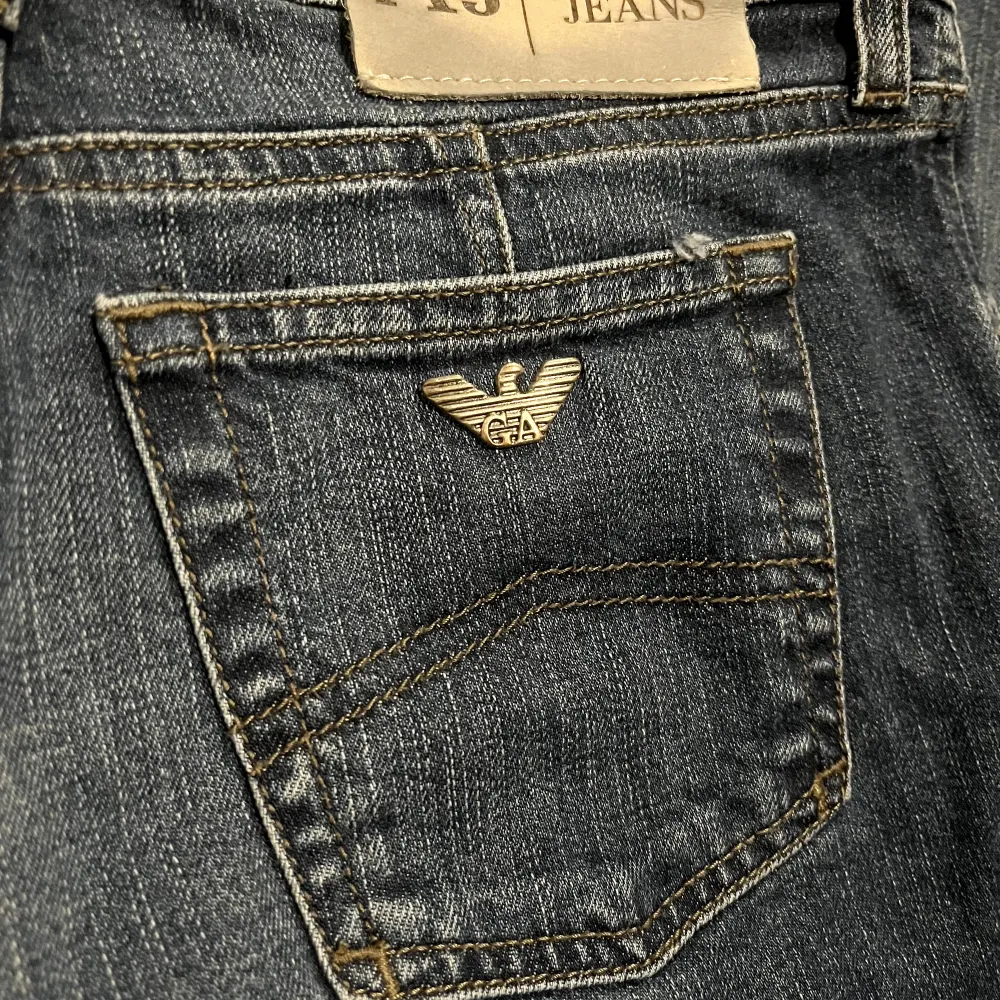 Jättefina Armani jeans som tyvärr är för korta för mig (163) dom är bootcut och sydda till lowwaist och skulle sitta jättebra på någon som är runt 157 och under. Jeans & Byxor.