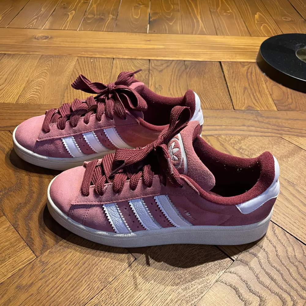 Rosa adidas i mycket fint skick. Skor.