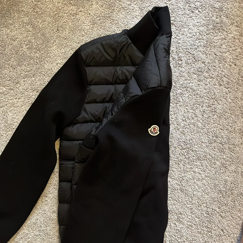 En helt ny och oanvänd moncler cardigan inga defekter eller någonting riktigt snygg till alla årstider och ett riktigt bra pris. Den är i storlek L men den är lite liten i storleken och passar mindre storlekar också. Skriv vid funderingar osv 👌🏽. Jackor.