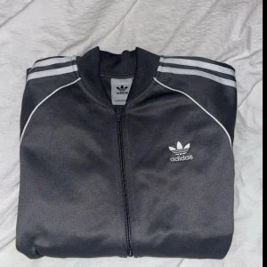 Adidas kofta - Nästan oanvänd storlek s/m köpt för 800kr