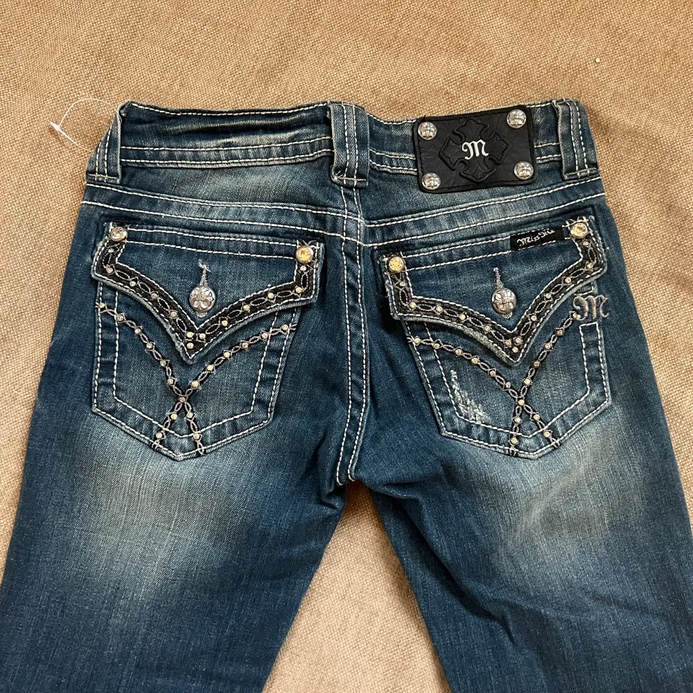 Helt nya lågmidjade bootcut miss me jeans i perfekt skick! Dom är i storlek 26. Hör gärna av er vid frågor eller för mer bilder💞                                                      🤍midjemått: 73 cm 🤍Benlägnd: 83 cm  Gmail: trendigaklaader@gmail.com. Jeans & Byxor.