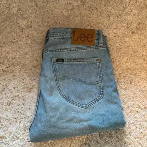 Tja, säljer nu mina jeans för de har blivit för små och tänker nu passa vidare dom till någon annan. Inte använda så mycket pga att de varit små, bra skick. Köpt på Hanzens för ett år sedan. 