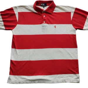 Pike Polo by Ralph Lauren  - En vintage pike från Polo by Ralph Lauren i fint skick. Strl XL men passar L