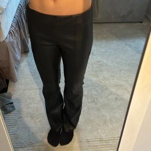 Skinn byxor - Fejk-skinnbyxor från zara!🤩🙌🏼 De är högmidjade men man kan vika ner dem så de blir lowwaist! Jag har sprättat upp dem längst nere, inget som man lägger märke till!😍  De är stretchiga i midjan! Jag är 161cm på bilden❤️ Midjemått: 36 cm Innerbenslängd: 72 cm