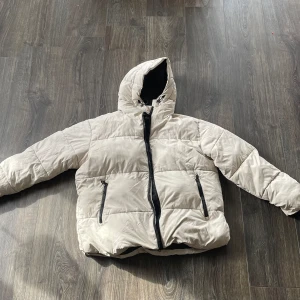 Vinterjacka  - En jacka ifrån tenson som är dunliknande och i jättebra skick. Jättevarm och skön, perfekt till kallt väder. Fickor med dragkedja framtill samt en innerficka med dragkedja och hål för hörlurar. Hör av er vid frågor