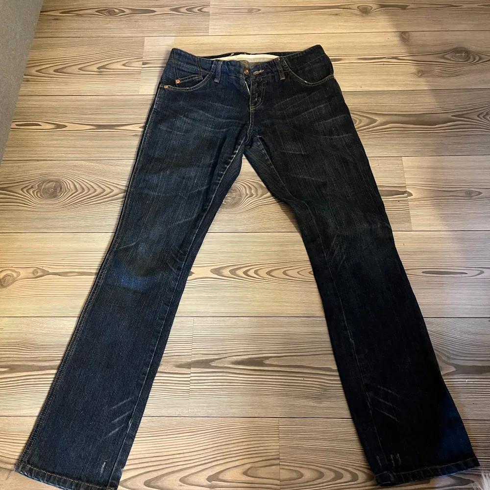 Säljer mina lågmidjade vintage East west jeans då dom är försmå. Lite slitningar men väldigt snygga. . Jeans & Byxor.